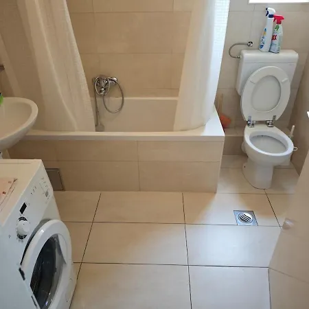 Spacious Near Center, & Bus