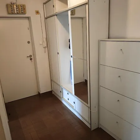 Apartment Spacious Near Center, & Bus