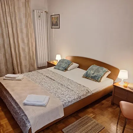 Apartment Spacious Near Center, & Bus
