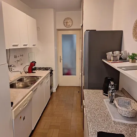 Spacious Near Center, & Bus Apartment *