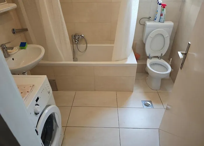 Spacious Near Center, & Bus