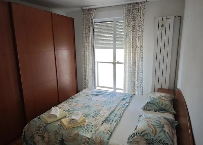 Spacious Near Center, & Bus *