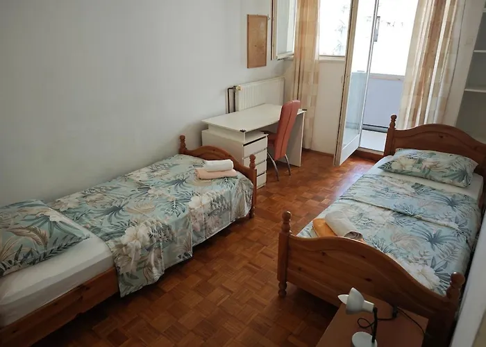 Apartment Spacious Near Center, & Bus