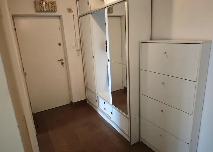 Apartment Spacious Near Center, & Bus