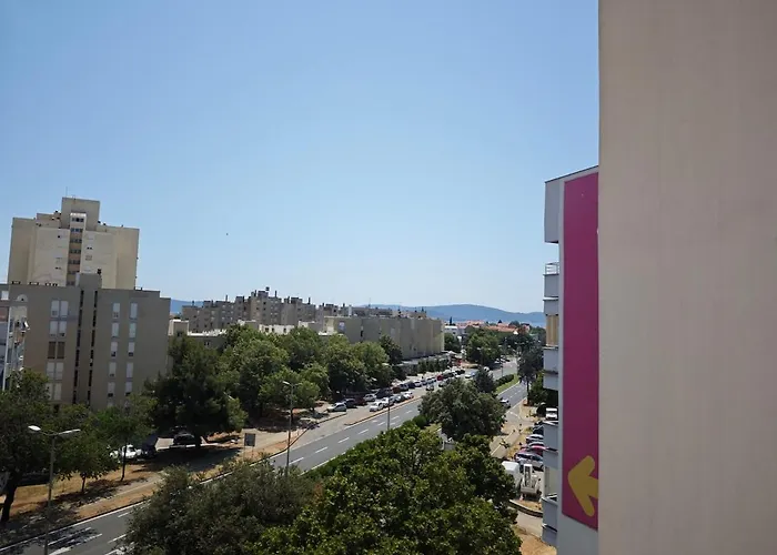 Spacious Near Center, & Bus